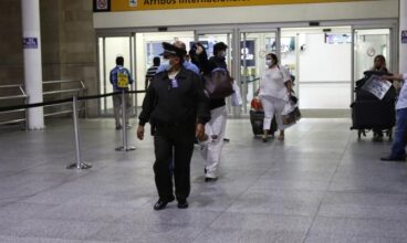 Viajeros muestran su molestia por demoras en trámite de migración, en aeropuerto de Guayaquil