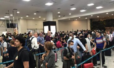 ￼¿Cómo puede haber solo 3 agentes de migración atendiendo cuando hay 5 vuelos internacionales que llegan simultáneamente?: las quejas de pasajeros persisten en aeropuerto de Guayaquil