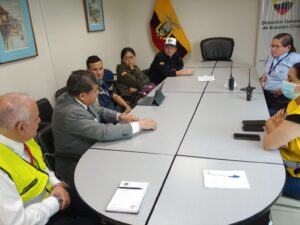Autoridades se reúnen para ejecutar acciones con el fin de mitigar el peligro aviario en Guayaquil.
