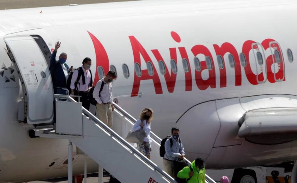 Avion avianca vuelos a bogota guayaquil pasajeros bajando