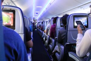 derechos de los viajeros personas en avión esperando